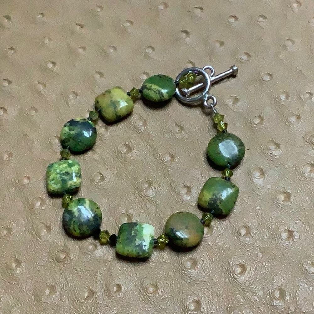 😍Shades of Green Bracelet & Earrings Set😍